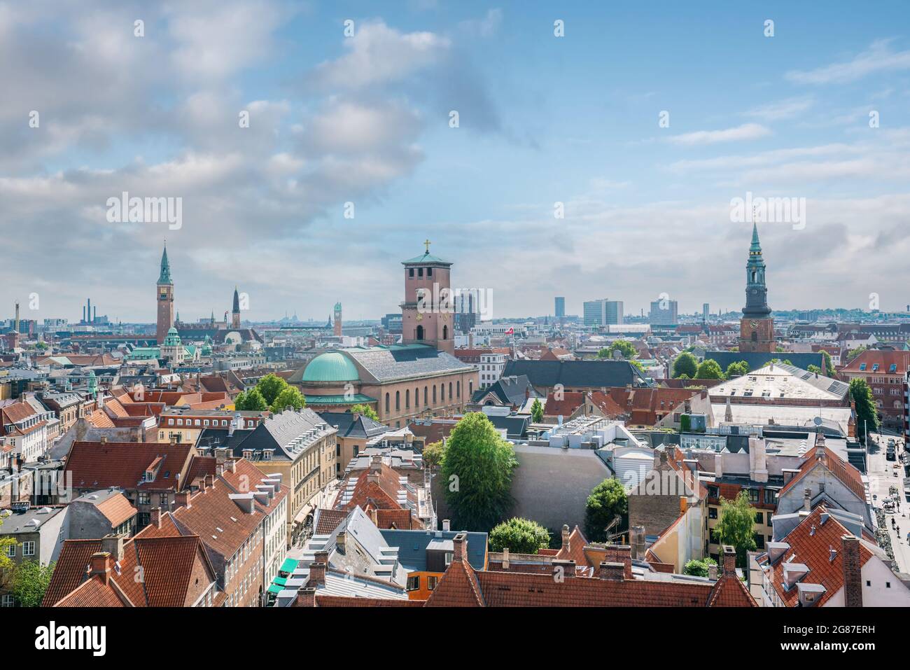 Luftaufnahme der Stadt Kopenhagen mit der Frauenkirche (vor Frue Kirke) und dem Rathausplatz - Kopenhagen, Dänemark Stockfoto