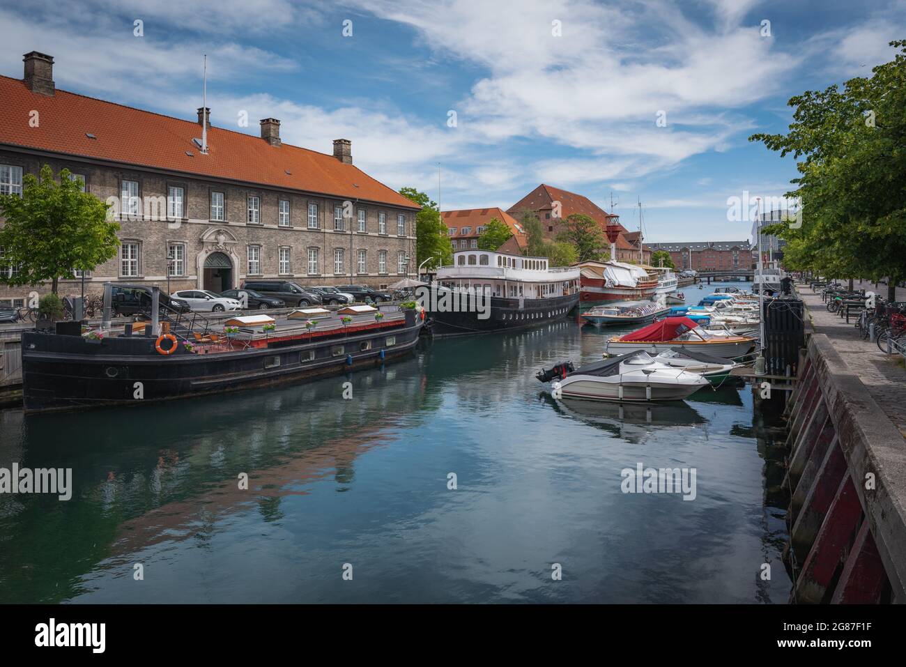 Christians Brygge Kanal und Boote - Kopenhagen, Dänemark Stockfoto