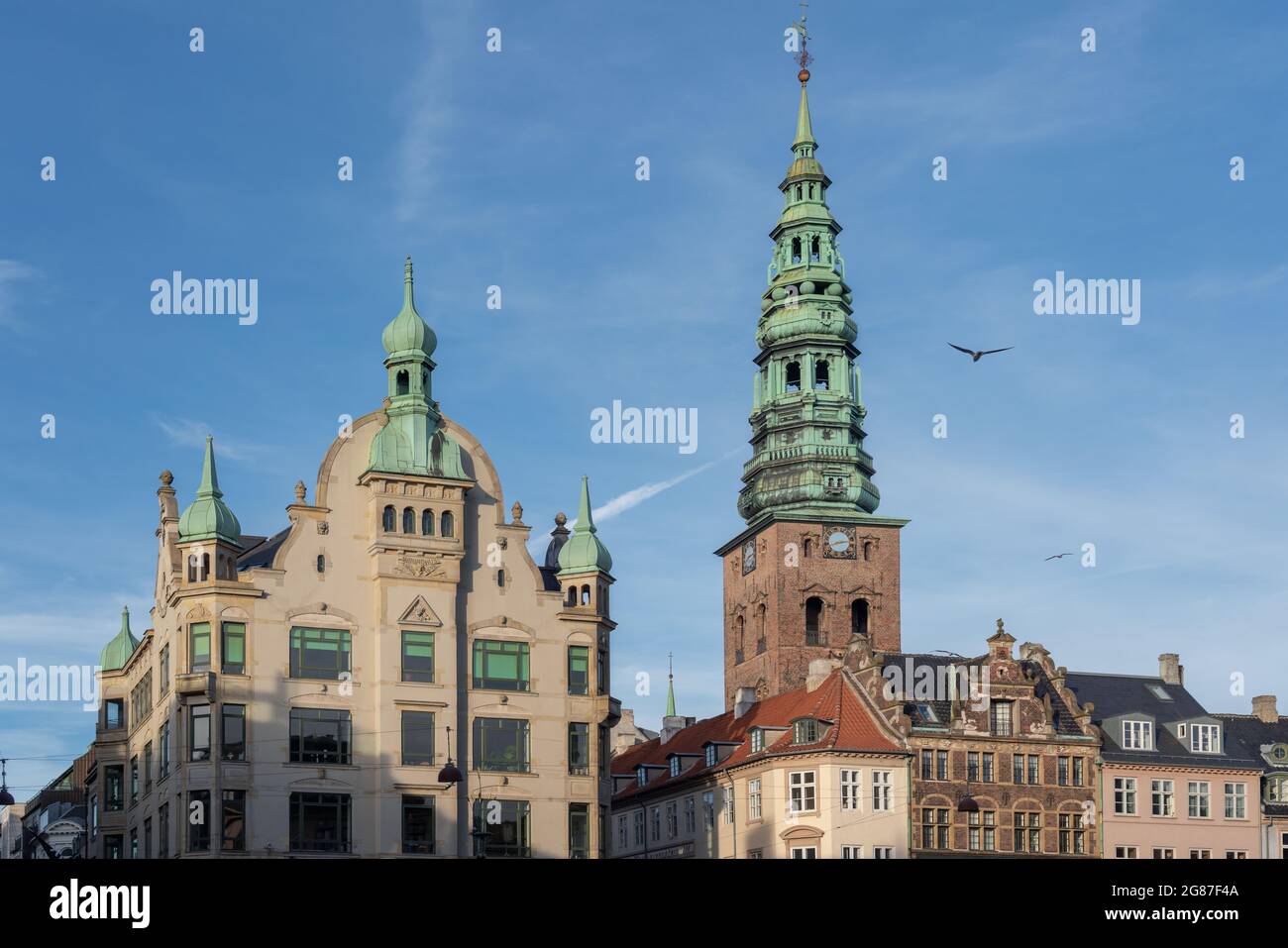 Amagertorv quadratische Gebäude - Hojbrohus Gebäude und Nikolaj Kunsthal Turm - Kopenhagen, Dänemark Stockfoto
