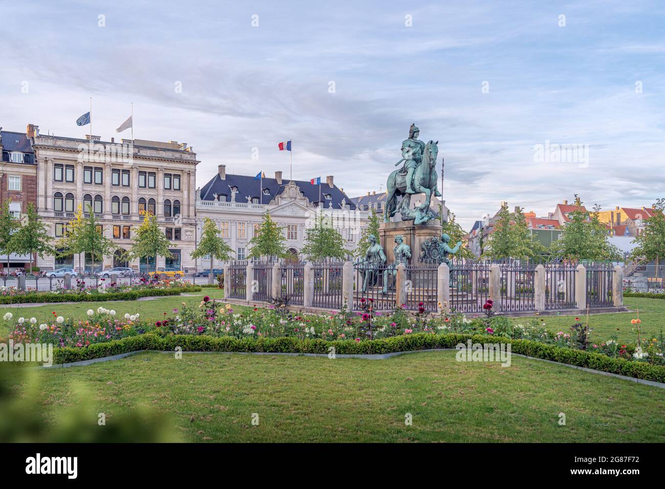 Kongens Nystorv Platz mit Christians V. Statue und Thott Mansion (Französische Botschaft) im Hintergrund - Kopenhagen, Dänemark Stockfoto