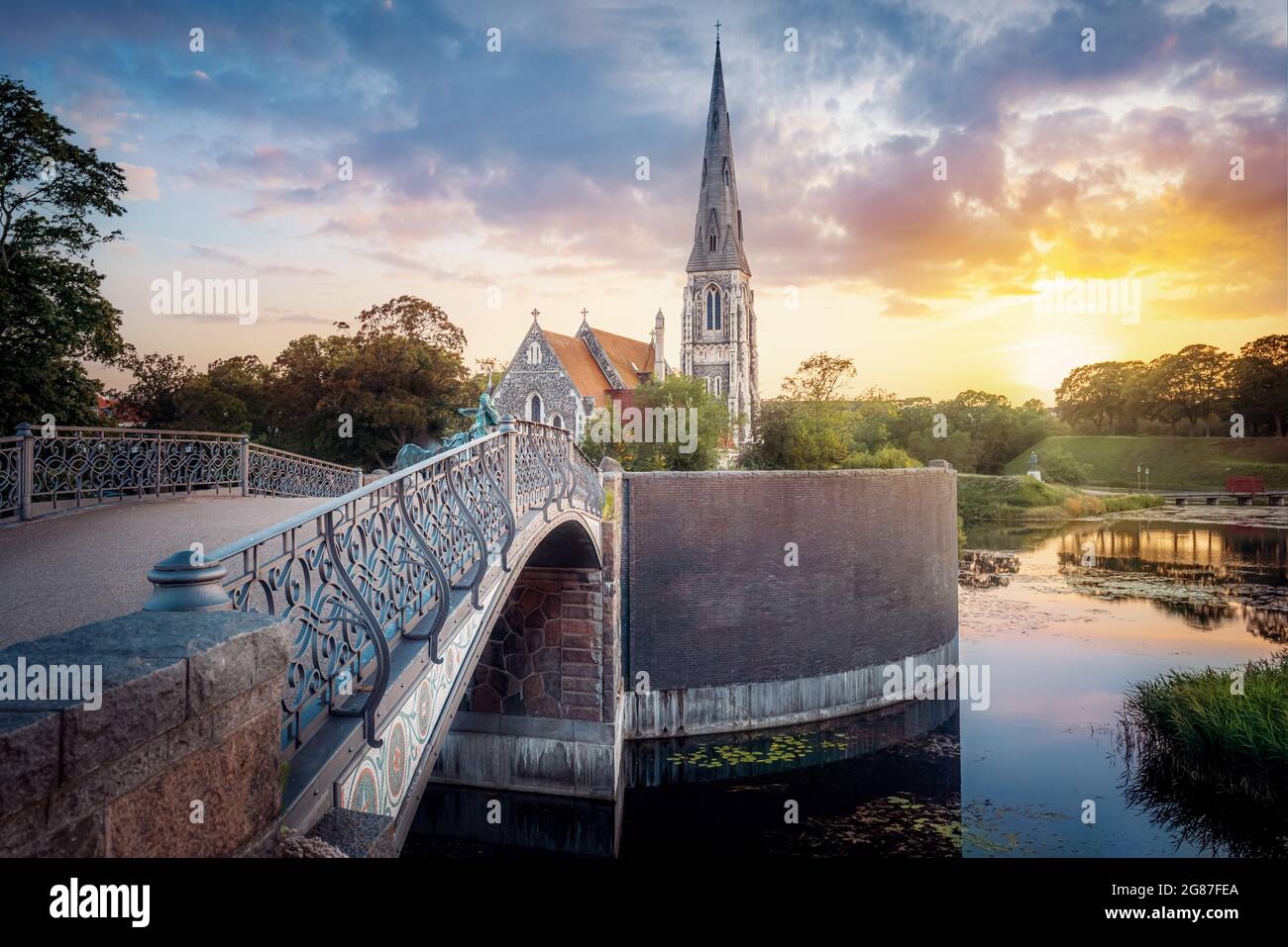 St. Alban's Church bei Sonnenuntergang (auch als Englische Kirche bekannt) - Kopenhagen, Dänemark Stockfoto