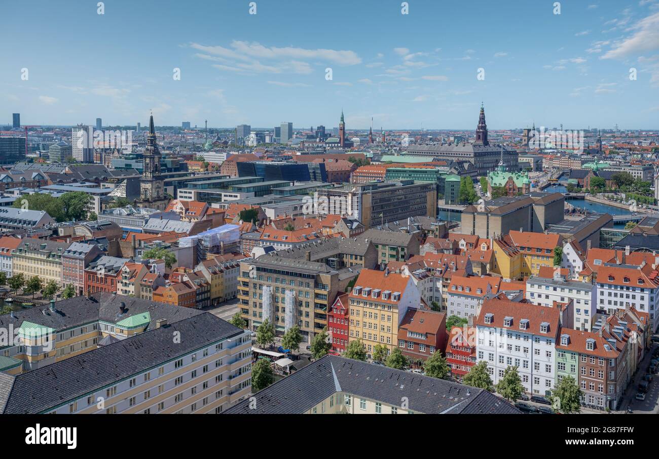 Luftaufnahme der Stadt Kopenhagen mit Christiansborg Palast und Rathaustürmen - Kopenhagen, Dänemark Stockfoto