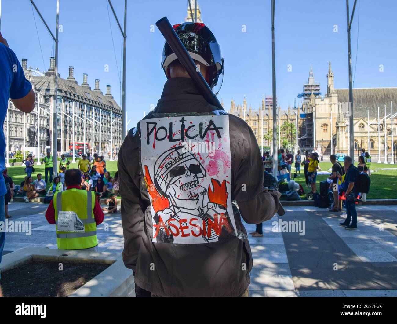 London, Großbritannien. Juli 2021. Ein Protestler mit einem Schild "Policia Asesina" auf dem Rücken. Demonstranten versammelten sich auf dem Parliament Square, um gegen Entführung, Verschwinden und die kolumbianische Regierung zu protestieren. (Kredit: Vuk Valcic / Alamy Live News) Stockfoto