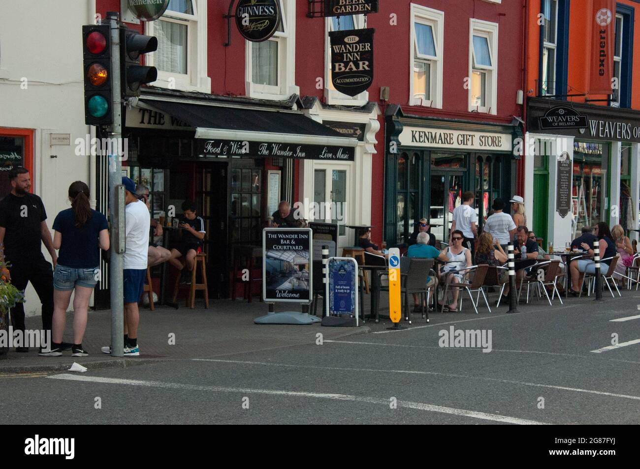 Kenmare Co. Kerry, Irland, Samstag, 17. Juli 2021; die Wetterbedingungen brachten Menschen in ihren Scharen mit Tempraturen in einigen Teilen des Landes, einschließlich Kenmare, auf über 30 Grad Celcius. Kredit; ED/Alamy Live Nachrichten Stockfoto