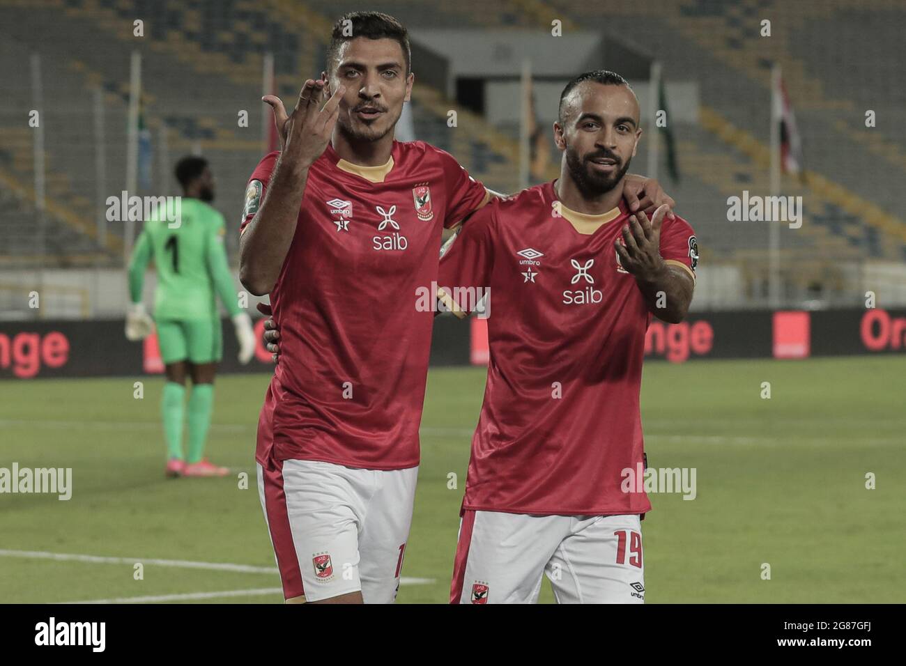 Casca, Marokko. Juli 2021. Al Ahlys Mohamed Magdy Afsha (R) feiert das zweite Tor seiner Mannschaft mit Teamkollege Mohamed Sherif während des CAF Champions League Final Fußballmatches zwischen dem Kaizer Chiefs FC und dem Al Ahly SC im Mohamed V Stadium. Kredit: Stringer/dpa/Alamy Live Nachrichten Stockfoto