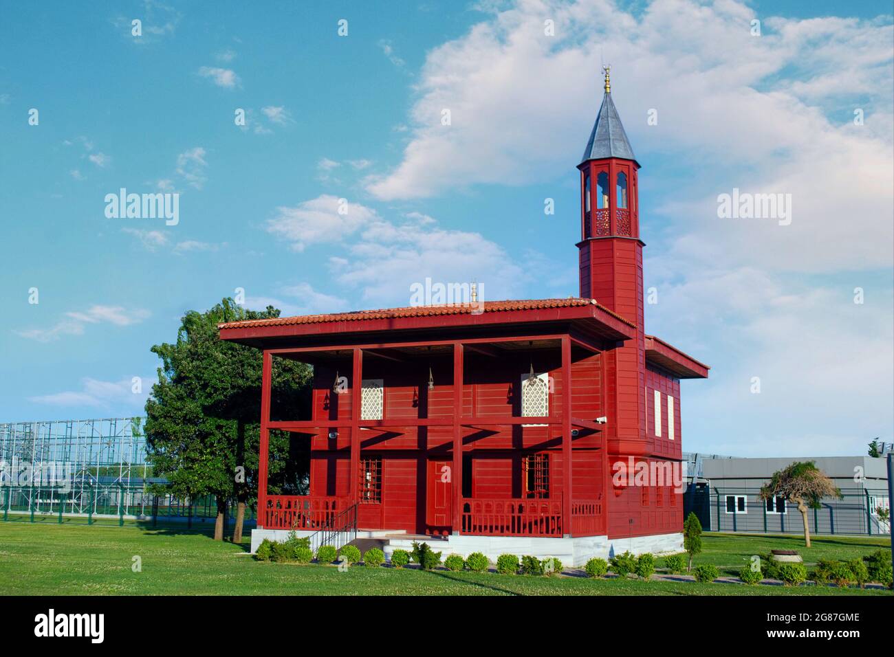 Rote Moschee, kleine süße rote Moschee, sonniger Tag. Istanbul, Türkei, Juli 2021. Stockfoto