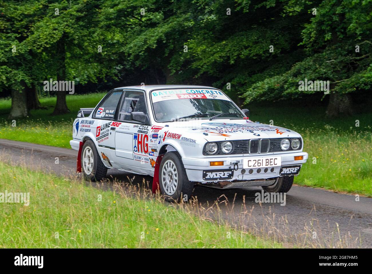 Ein weißer BMW 325I Limousine Benzin aus dem Jahr 1986 auf der ‘The Cars the Star Show“ in Holker Hall & Gardens, Grange-over-Sands, Großbritannien Stockfoto