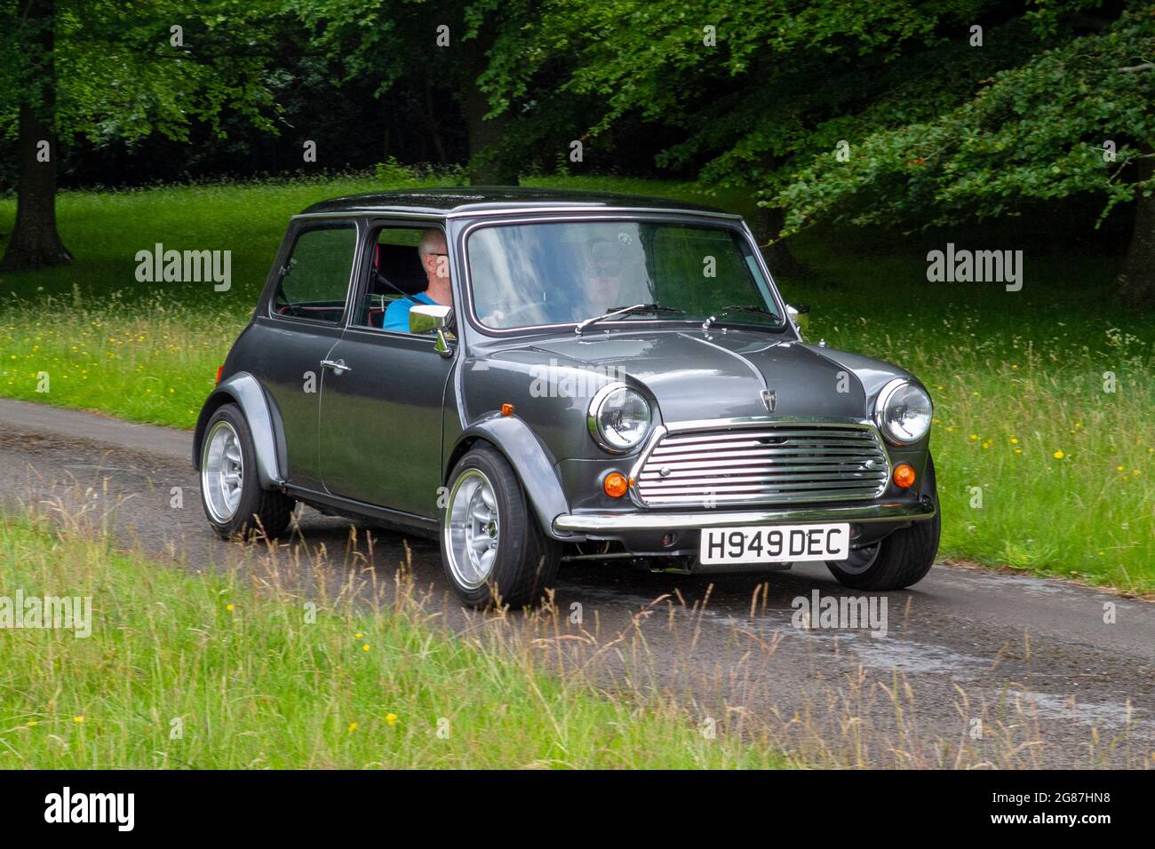 Ein 90er Rover Mini Cooper Green Car Limousine Benzin auf der ‘The Cars the Star Show“ in Holker Hall & Gardens, Grange-over-Sands, Großbritannien Stockfoto