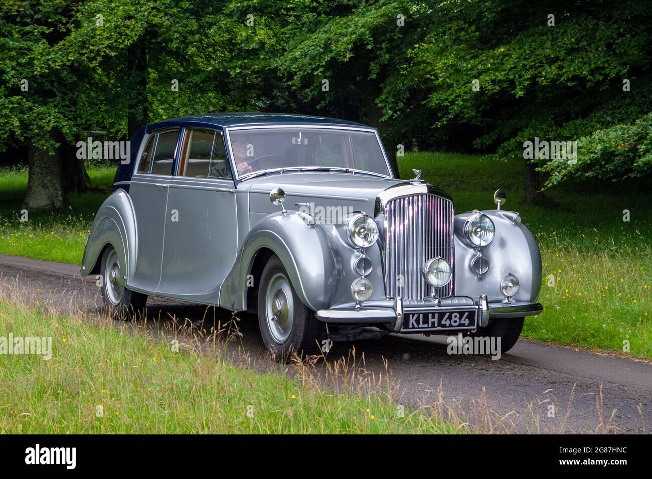 Ein klassischer Bentley Benzinwagen auf der ‘The Cars The Star Show“ in Holker Hall & Gardens, Grange-over-Sands, Großbritannien Stockfoto