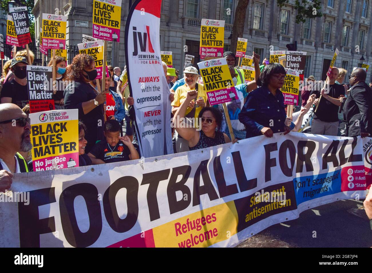 London, Großbritannien. Juli 2021. Die Abgeordnete der Labour-Partei Diane Abbott, mit Demonstranten, die das Knie ergreifen und Plakate mit Black Lives Matter halten. Demonstranten hielten Reden und knieten vor der Downing Street in Solidarität mit den englischen Fußballspielern Marcus Rashford, Bukayo Saka und Jadon Sancho, nachdem das Trio nach dem EM 2020-Finale zwischen England und Italien rassistische Online-Misshandlungen erhalten hatte. Stockfoto