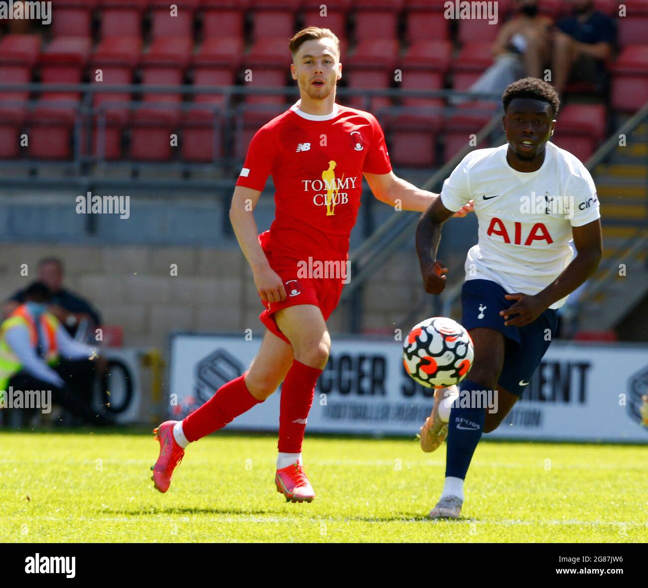 Leyton, Großbritannien. Juli 2021. LONDON, ENGLAND - 17. JULI: Dan Kemp von Leyton Orient während der JE3 Foundation Trophy zwischen Leyton Orient und Tottenham Hotspur am 17. Juli 2021 im Breyer Group Stadium, Leyton, UK Credit: Action Foto Sport/Alamy Live News Stockfoto