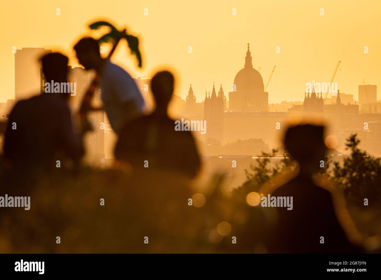London, Großbritannien. Juli 2021. Wetter in Großbritannien: Dramatischer Sonnenuntergang von der Spitze des Greenwich Parks, da die Hitzewaltemperaturen der Stadt am Sonntag bis zu 33 Grad Celsius betragen, während die heiße Luft von den Azoren aufbläst. Kredit: Guy Corbishley/Alamy Live Nachrichten Stockfoto