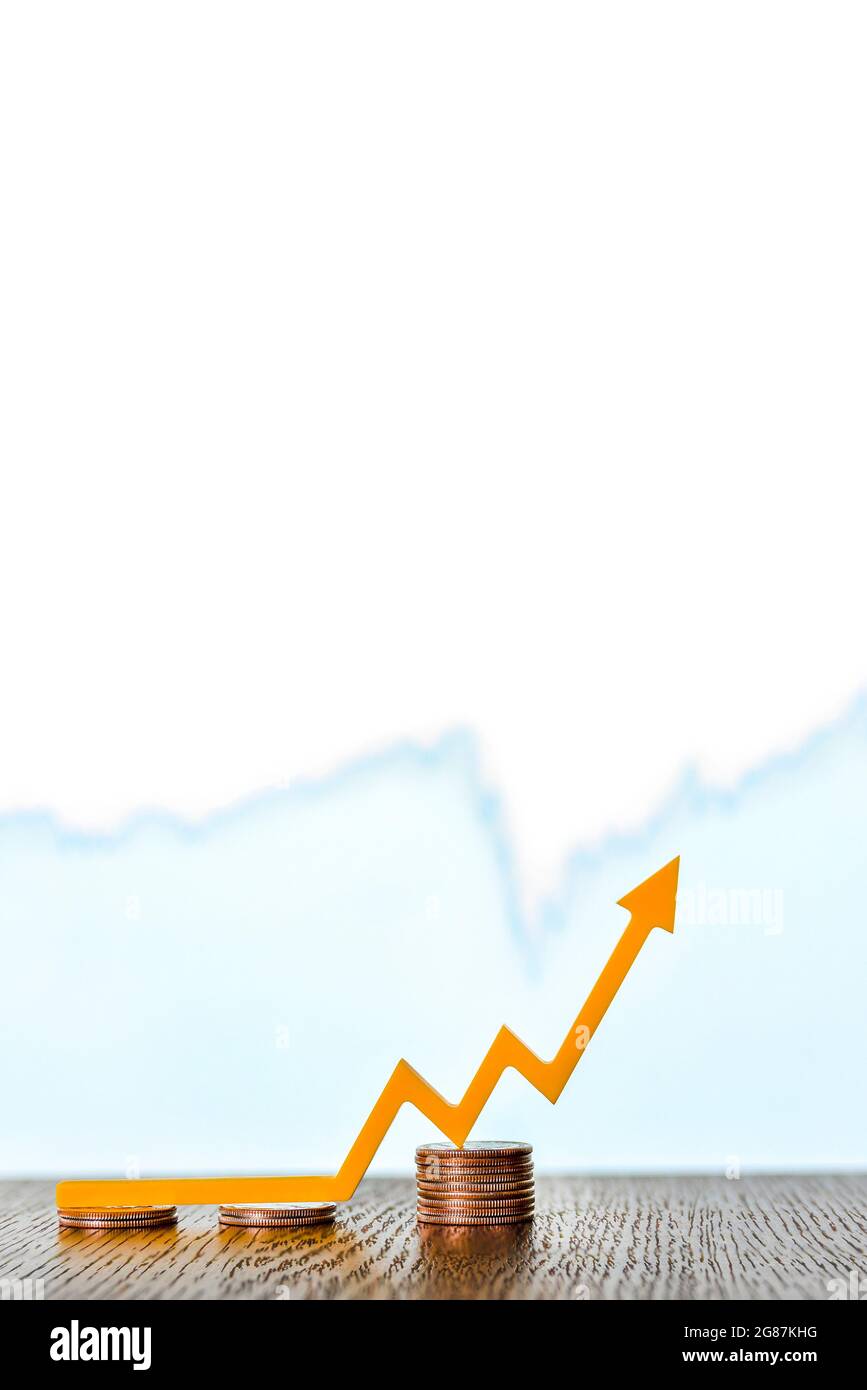 Volatilität, Wertänderung von Wertpapieren, Volatilität der Aktienmärkte. Pfeil zeigt nach oben auf Stapel von Münzen, Banner, Ort für Text. Stockfoto