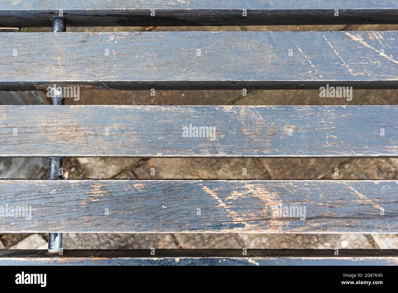 Alte Bretter. Nahaufnahme abgenutzter und verwitterter Planken auf einer Bank. Als Hintergrund für eine Plakatwand, Postkarte, Design. Stockfoto