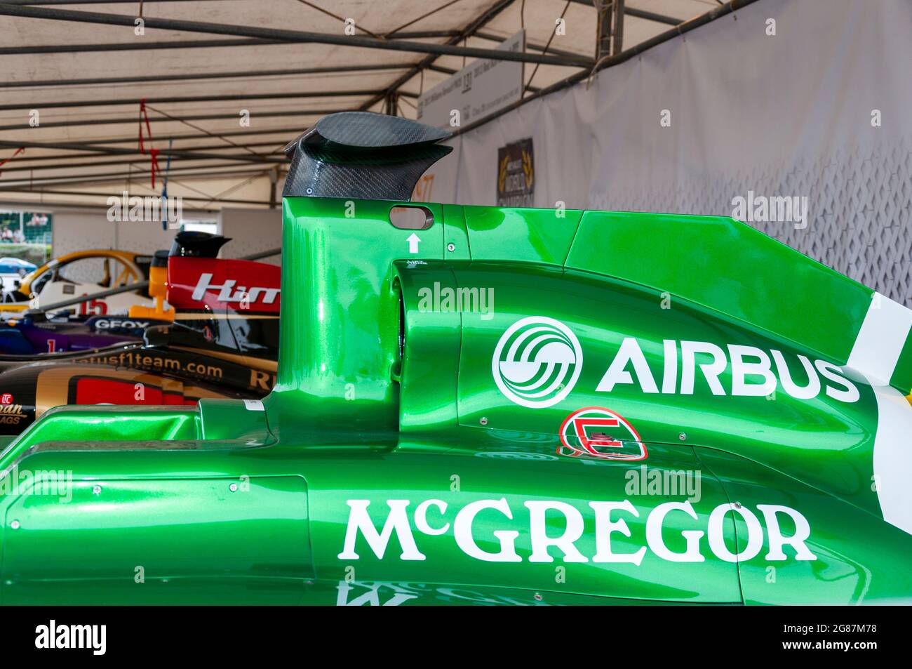 Lufteinlass eines Caterham CT03 Formel-1-Grand-Prix-Rennwagens beim Goodwood Festival of Speed 2013 mit dem Sponsor Airbus, McGregor, auf der grünen Karosserie Stockfoto