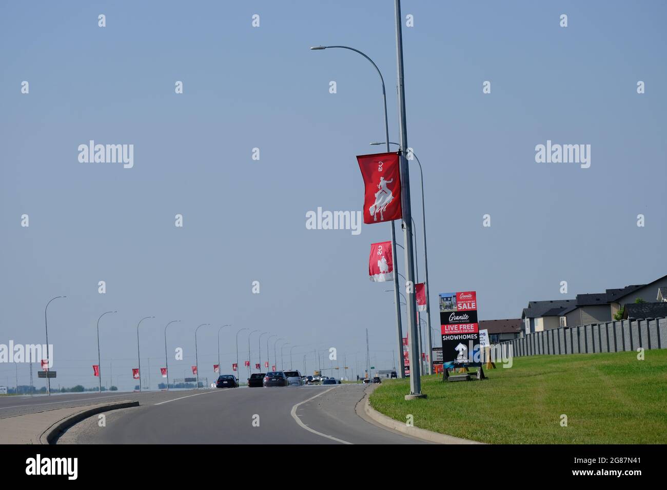 12uly 2021 - Calgary Alberta Kanada - Calgary Stampede Flaggen, die im Wind fliegen Stockfoto