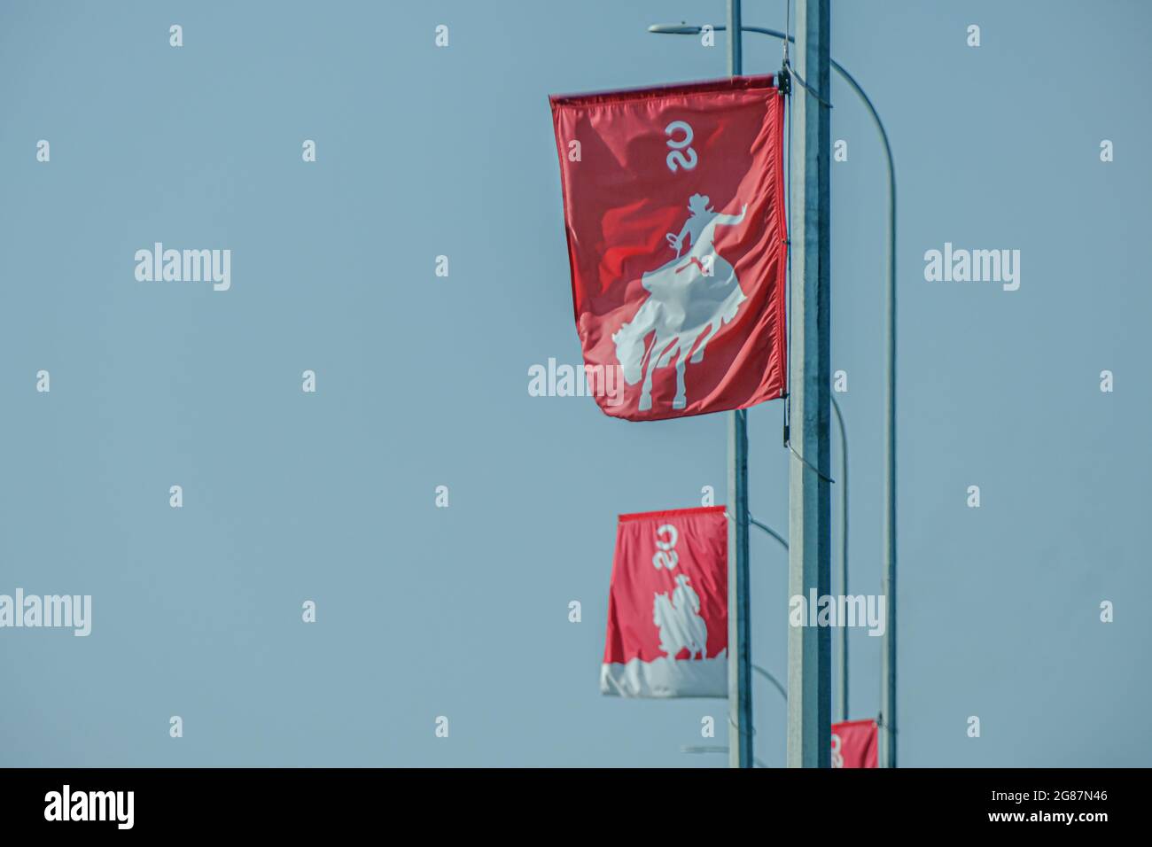 12uly 2021 - Calgary Alberta Kanada - Calgary Stampede Flaggen, die im Wind fliegen Stockfoto