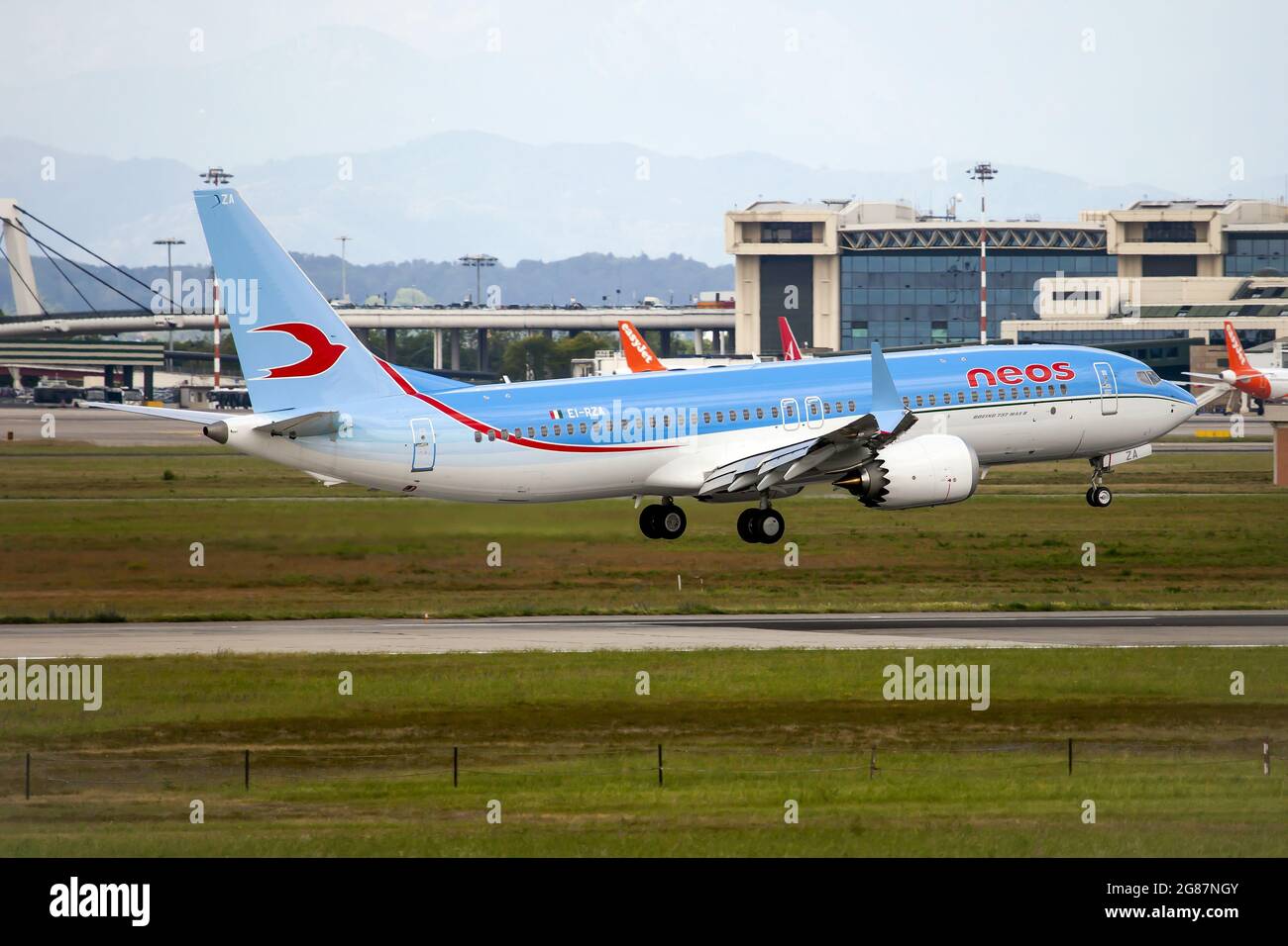 Eine Neos Boeing 737-800 MAX landet auf dem Flughafen Mailand Malpensa. Stockfoto
