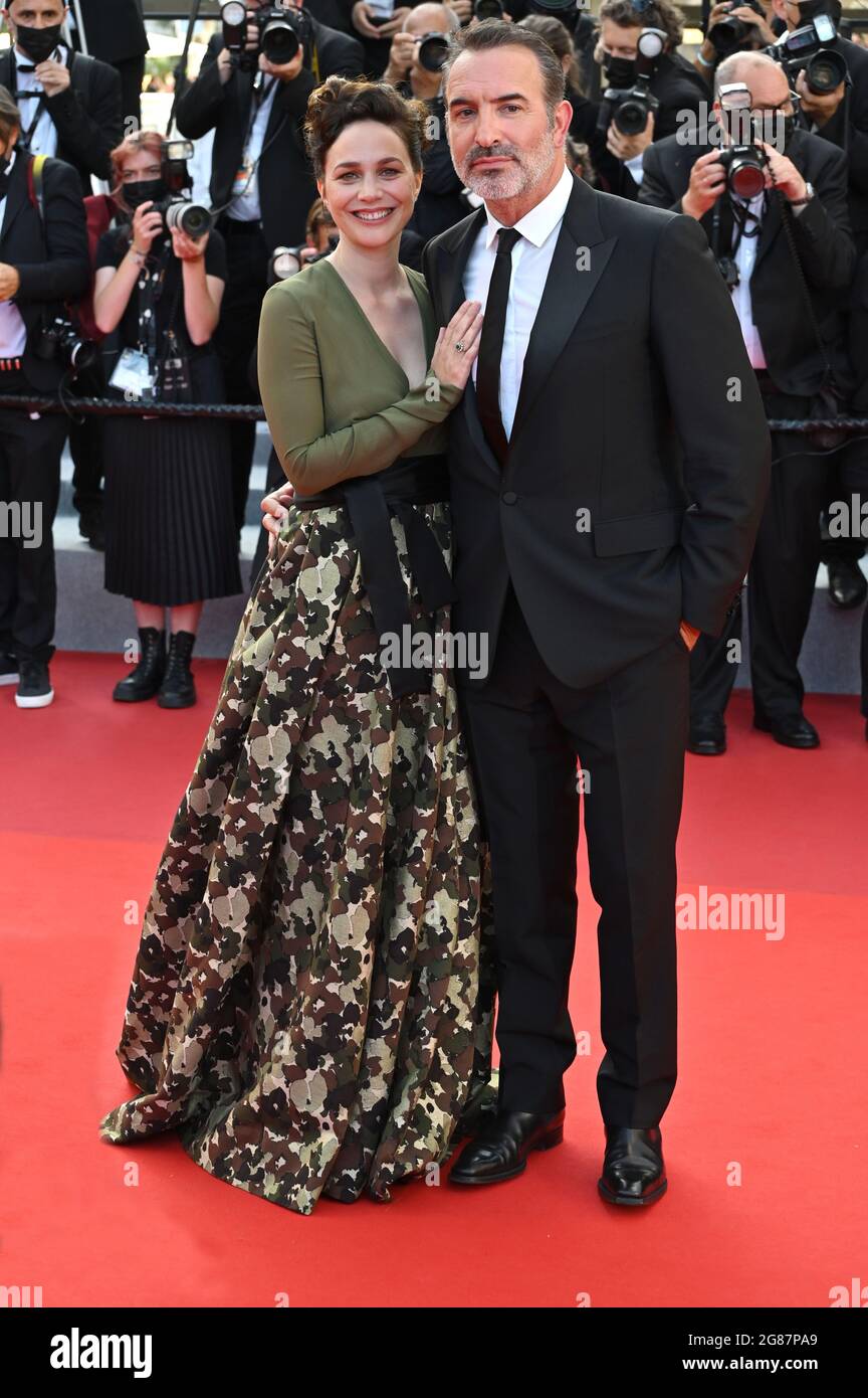 Cannes, Frankreich. Juli 2021. CANNES, FRANKREICH. 17. Juli 2021: Nathalie Pechalat & Jean Dujardin bei der Abschlussgala & Preisverleihung und aus Afrika mit Liebe Premiere beim 74. Festival de Cannes. Bildquelle: Paul Smith/Alamy Live News Stockfoto