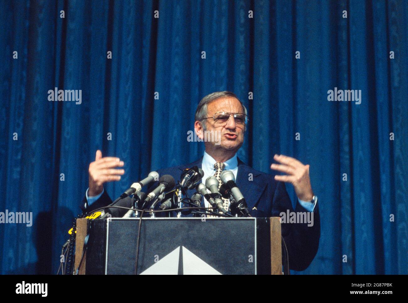 Lee Iacocca, Chairman der Chrysler Corporation, spricht auf der Pressekonferenz, Bernard Gotfryd, 1980 Stockfoto