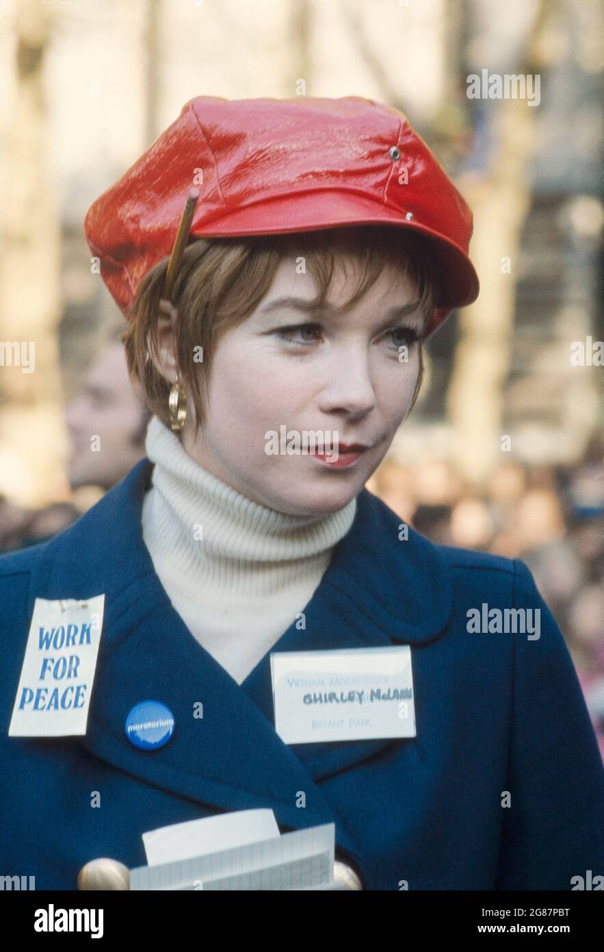 Schauspielerin Shirley MacLaine, die an einem vietnamesischen Moratorium, einer Demonstration für den Frieden, Bryan Park, New York City, New York, USA, teilnahm, Bernard Gotfryd, 15. Oktober 1969 Stockfoto