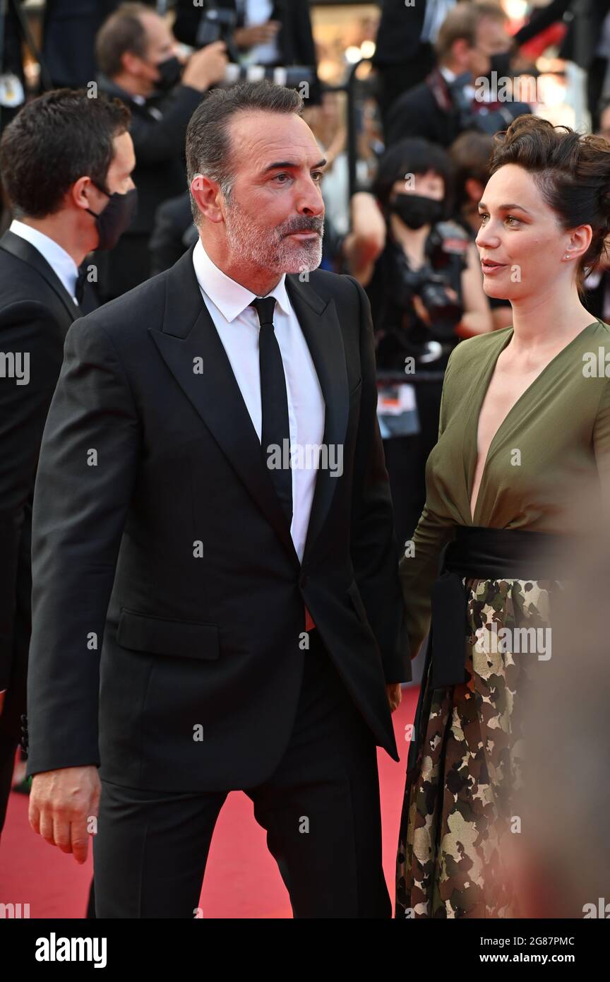 Cannes, Frankreich. Juli 2021. CANNES, FRANKREICH. 17. Juli 2021: Nathalie Pechalat & Jean Dujardin bei der Abschlussgala & Preisverleihung und aus Afrika mit Liebe Premiere beim 74. Festival de Cannes. Bildquelle: Paul Smith/Alamy Live News Stockfoto