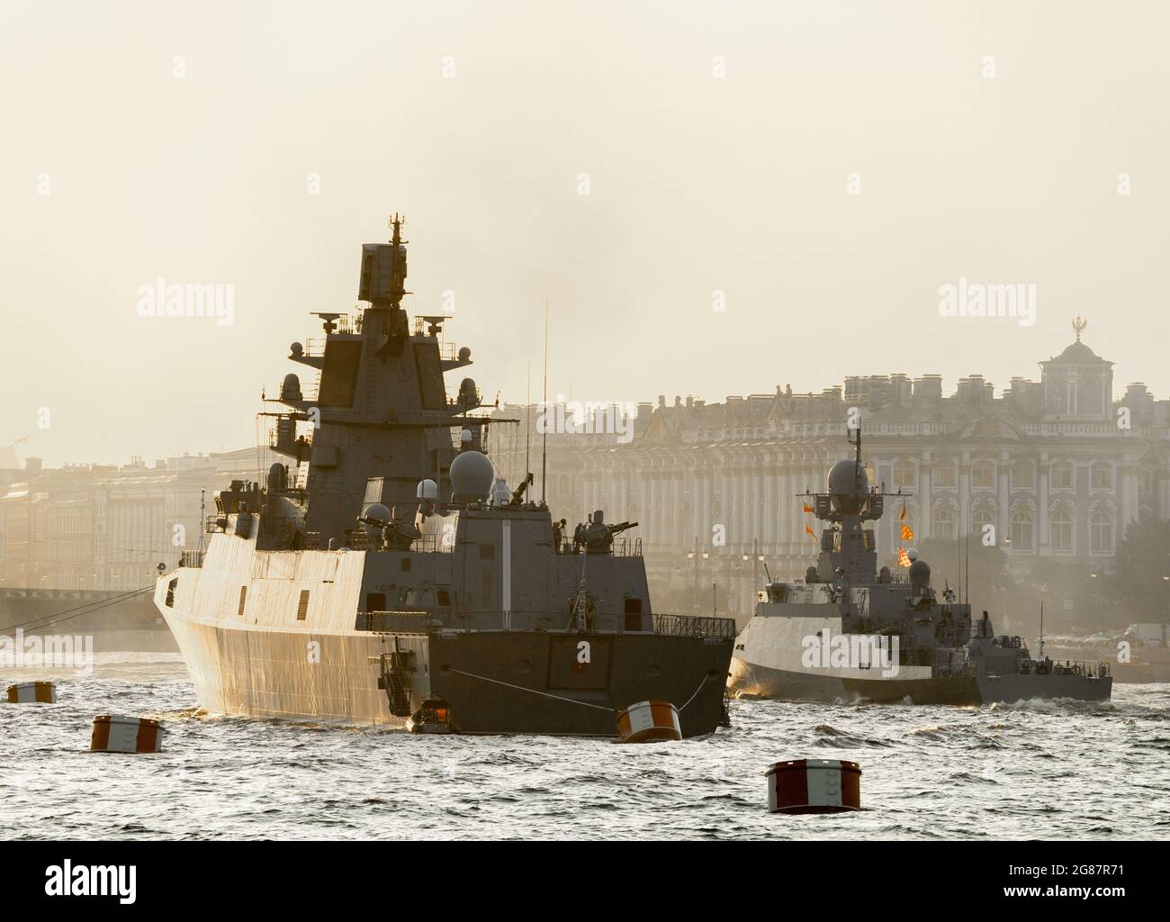 Die Fregatte der russischen Marine „Admiral Kasatonov“ und die Raketenabwehrkette „Zeljony Dol“ am Fluss Newa, in der Nähe des Dvortsovaya-Damms, St. Petersburg, Russland Stockfoto