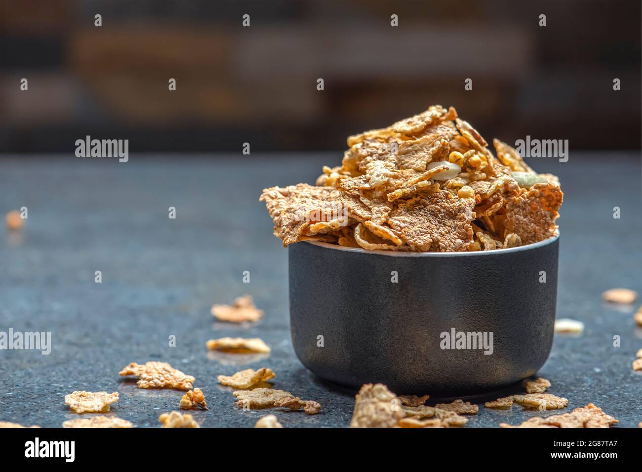 Das Müsli in einer Untertasse auf dem Hintergrund einer Steinplatte trocknen. Gesunde Ernährung und leichte Ernährung Frühstück Konzept, Copy Space Stockfoto