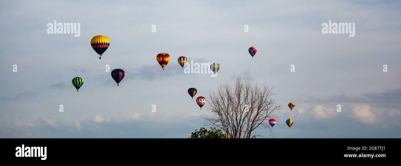 In der Nähe von Wausau, Wisconsin, USA, 10. Juli 2021, Taste N Glow Balloon Fest. Heißluftballons füllen den Himmel in Zentral-Wisconsin, Panorama Stockfoto