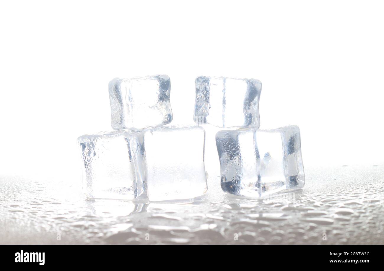 5 nasser künstlicher oder gefälschter Eiswürfel auf weißem Hintergrund Stockfoto