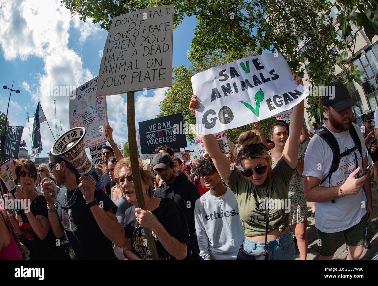 Die Offiziellen Tierrechte März London 2019. „Save Animals Go Vegan“. Aktivisten marschieren am 17. August 2019 durch die britische Hauptstadt Stockfoto