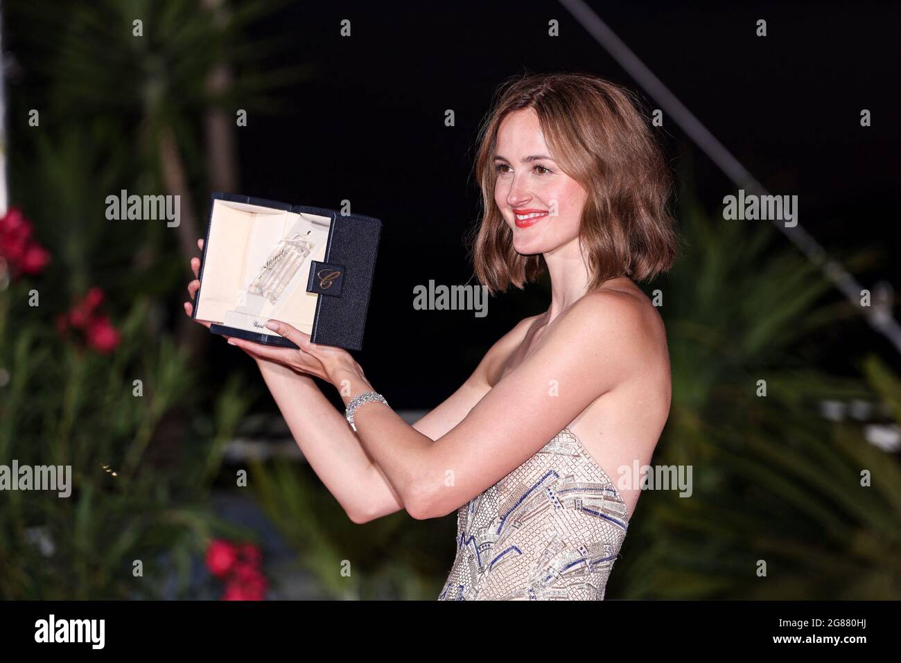 Cannes, Frankreich. Juli 2021. CANNES - JULI 17: Renate Reinsve posiert mit dem „Best Actress Award“ beim Fotocall The Palme D'Or Winnerin während der 74. Filmfestspiele von Cannes am 17. Juli 2021 im Palais des Festivals in Cannes, Frankreich. (Foto von Lyvans Boolaky/ÙPtertainment/Sipa USA) Quelle: SIPA USA/Alamy Live News Stockfoto