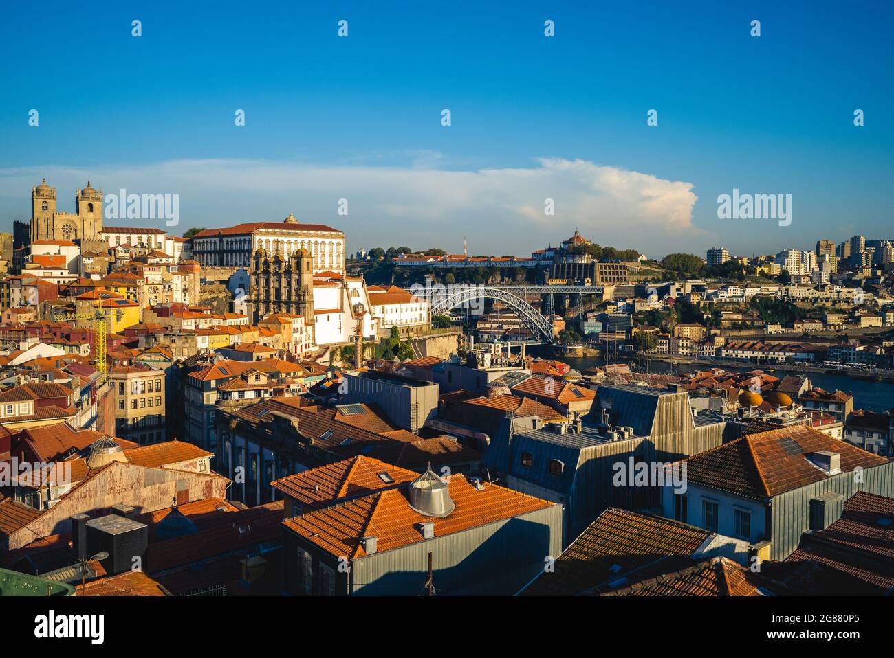 Kathedrale von Porto und Dom Luiz Brücke in Proto in portugal Stockfoto