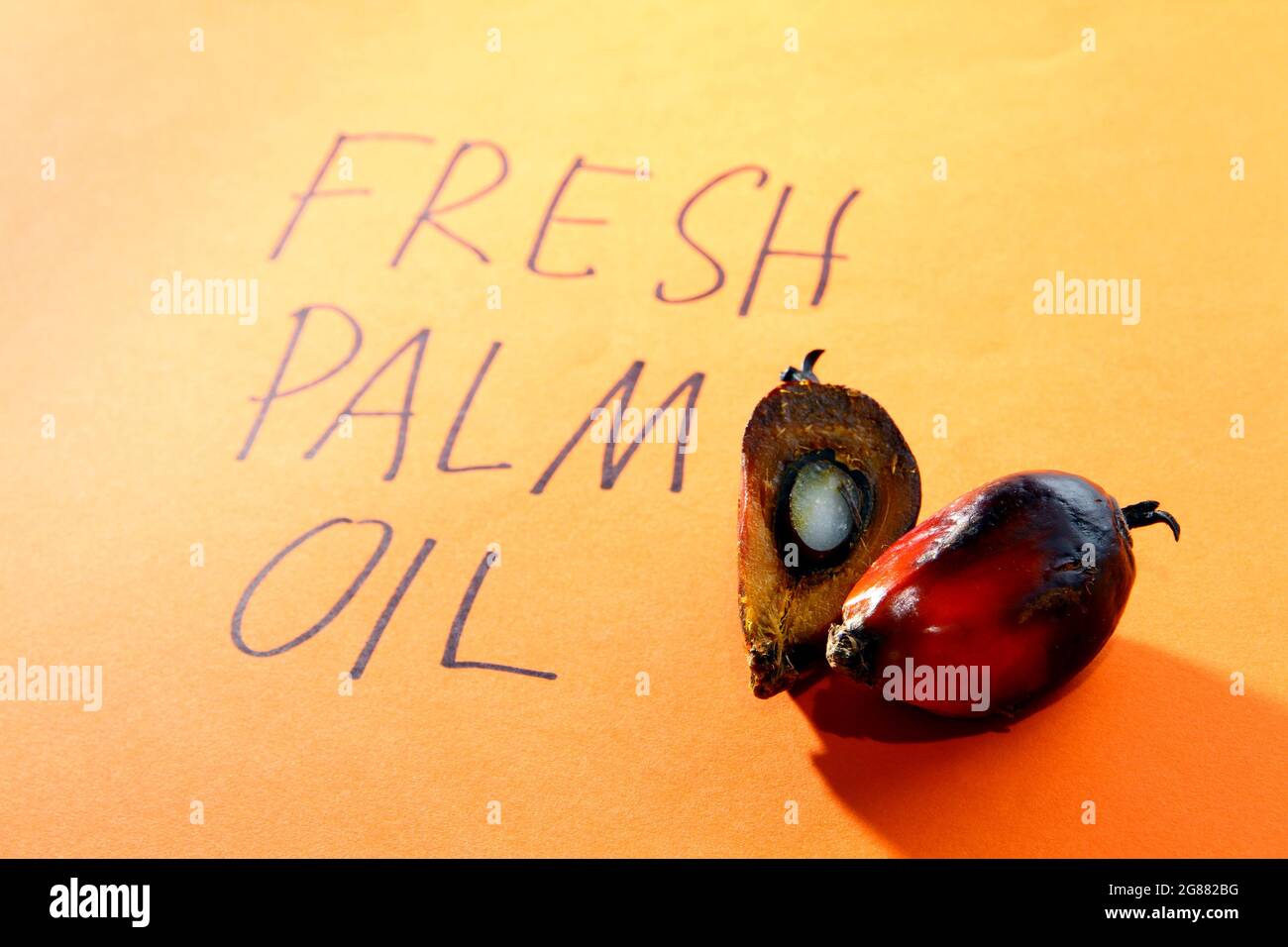 Palmöl ist ein essbares Pflanzenöl, das aus dem Mesokarp der Früchte der Ölpalmen gewonnen wird Stockfoto