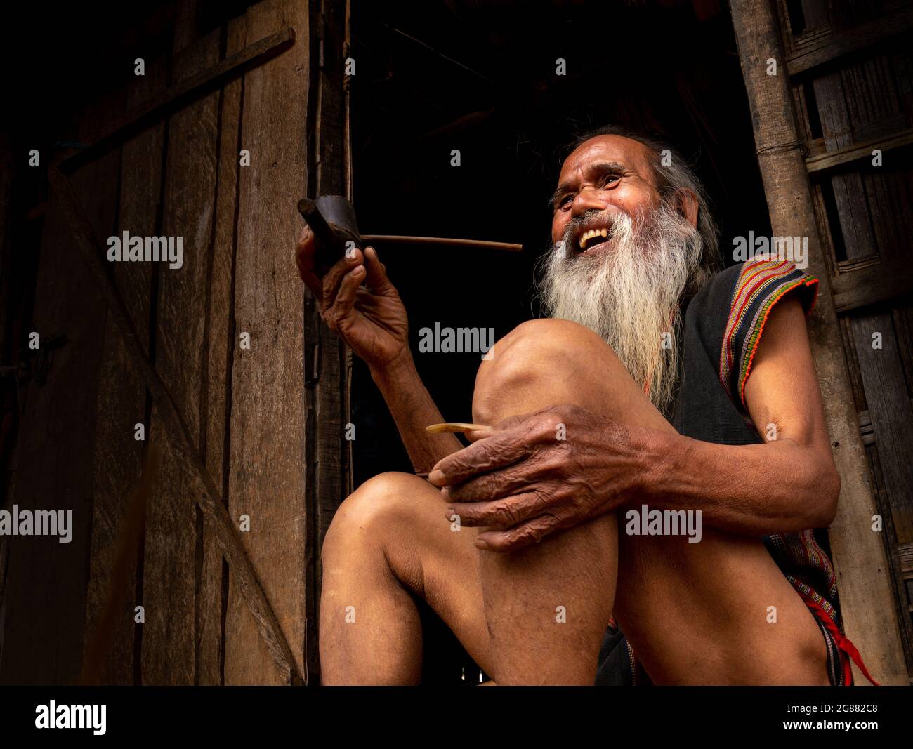 Porträt eines alten Sedang-Mannes (ethnische Minderheit in Kontum, Zentralvietnam). Mit einem fröhlichen Lächeln und sorglos machte er einen guten Eindruck auf mich über die Stockfoto