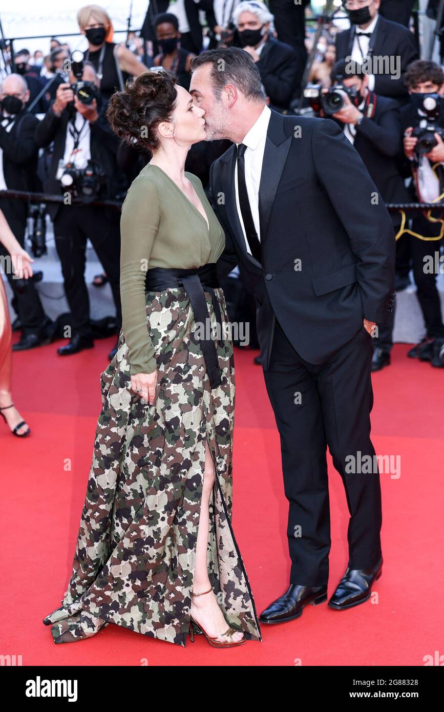 Cannes, Frankreich. Juli 2021. CANNES - JULI 17: Jean Dujardin und Nathalie Pechalat kommen zur CEREMONIE DE CLOTURE und Premiere von „OSS 117 : ALERTE ROUGE EN AFRIQUE NOIRE“ während der 74. Filmfestspiele von Cannes am 17. Juli 2021 im Palais des Festivals in Cannes, Frankreich. (Foto von Lyvans Boolaky/ÙPtertainment/Sipa USA) Quelle: SIPA USA/Alamy Live News Stockfoto