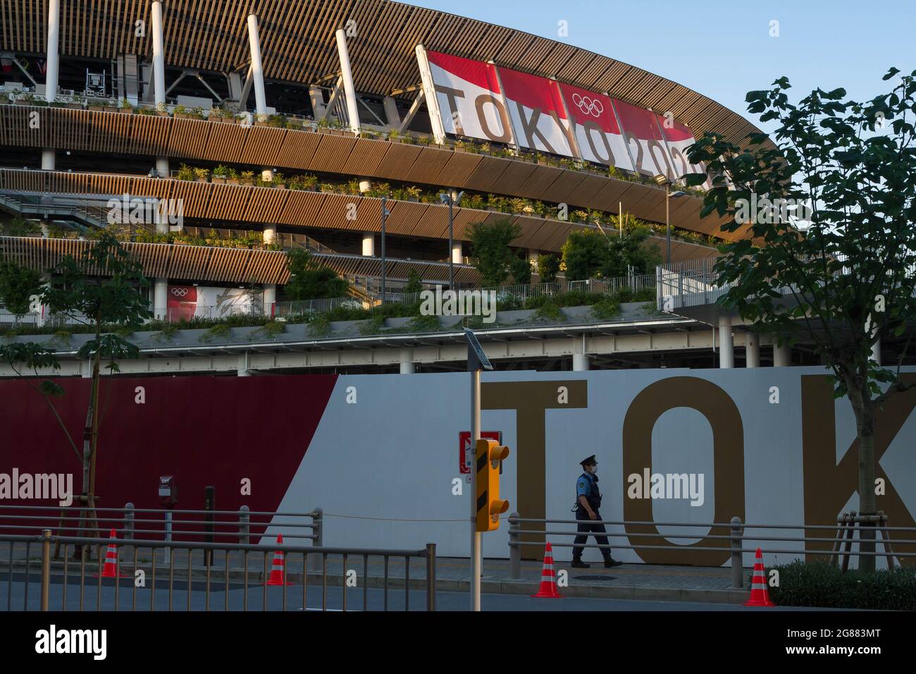 Tokio, Japan. Juli 2021. Ein japanischer Polizeibeamter patrouilliert um das Olympische Nationalstadion von Tokio 2020, Gaiemmae.die verzögerten Olympischen Spiele von Tokio 2020 werden am 23. Juli 2021 eröffnet, trotz der Coronavirus-Pandemie, die in Japan immer noch wütet. Zur Bekämpfung von Infektionen werden die Sportveranstaltungen ohne Zuschauer stattfinden. (Foto von Damon Coulter/SOPA Images/Sipa USA) Quelle: SIPA USA/Alamy Live News Stockfoto