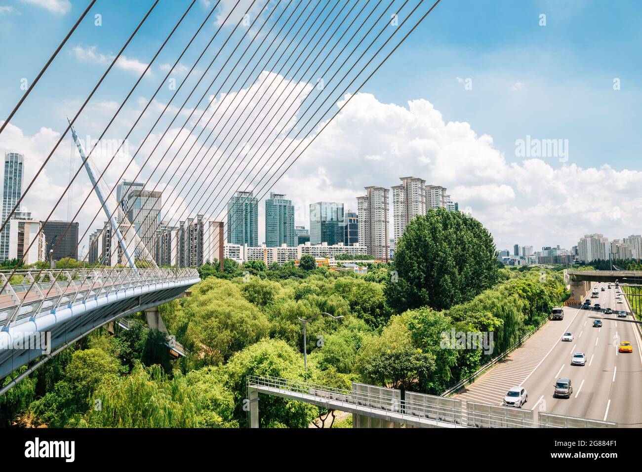 Yeouido Saetgang Eco Park und moderne Gebäude in Seoul, Korea Stockfoto