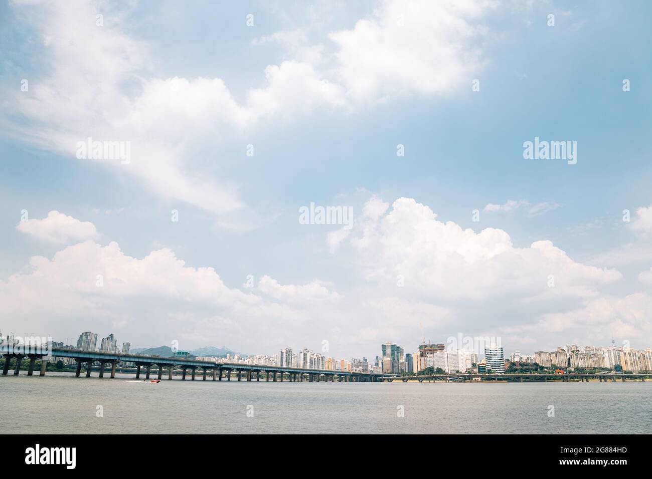 Mapo Bridge und moderne Gebäude im Yeouido Hangang River Park in Seoul, Korea Stockfoto