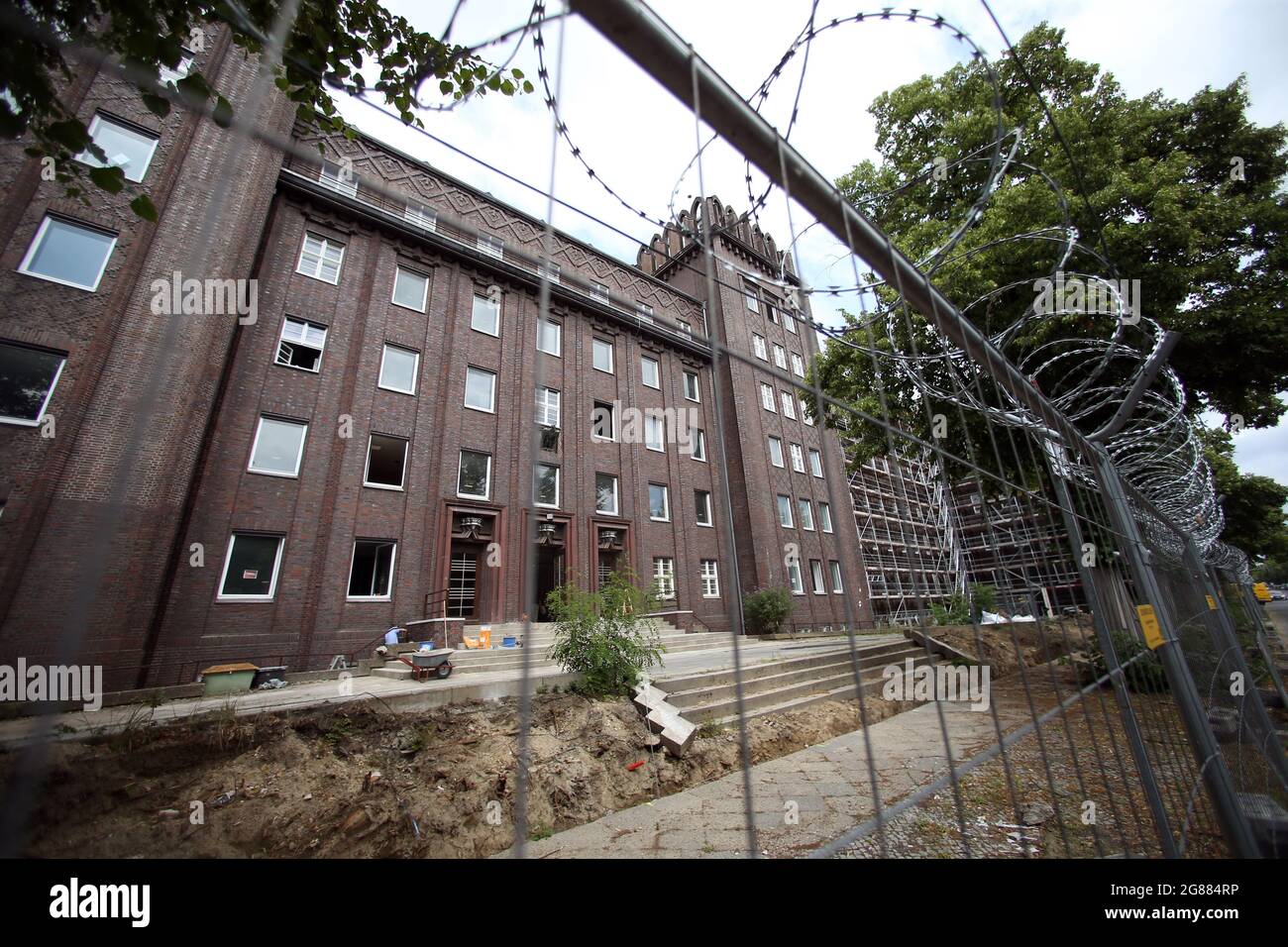 Berlin, Deutschland. Juli 2021. Die Baustelle des ehemaligen Reichspostzentralamts an der Ringbahnstraße in Tempelhof, gesichert mit Kameras und NATO-Draht. Hier entsteht das neue Anti-Terror-Zentrum in Berlin. Die ersten Teile werden am kommenden Montag (19.07.2021) der Polizei übergeben. Unter anderem werden das für Islamismus und Terrorismusbekämpfung zuständige LKA-Ministerium 8 und das Sondereinsatzkommando (SEK) und Beobachtungseinheiten des Departements 6 in das neue Anti-Terror-Zentrum einziehen. Quelle: Wolfgang Kumm/dpa/Alamy Live News Stockfoto