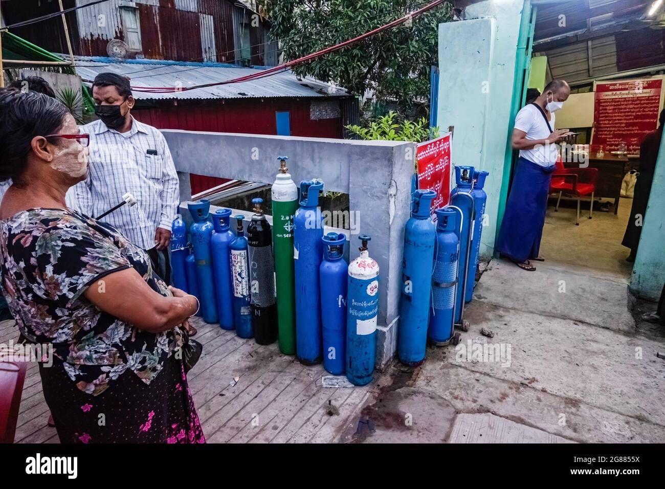 Yangon, Myanmar. Juli 2021. Im Zentrum für Sauerstoffabfüllung warteten Menschen auf das Nachfüllen ihrer leeren Sauerstoffflaschen, während die Zahl der Covid-19-Fälle anstieg.Myanmar steht in den meisten Krankenhäusern des Landes vor einem Mangel an Sauerstofftanks zur Behandlung von Patienten. Das Gesundheitsministerium von Myanmar verzeichnete seit Beginn des Ausbruchs insgesamt 213,000 Infektionen, 4,346 Todesfälle und 154,000 Genesungen. Kredit: SOPA Images Limited/Alamy Live Nachrichten Stockfoto