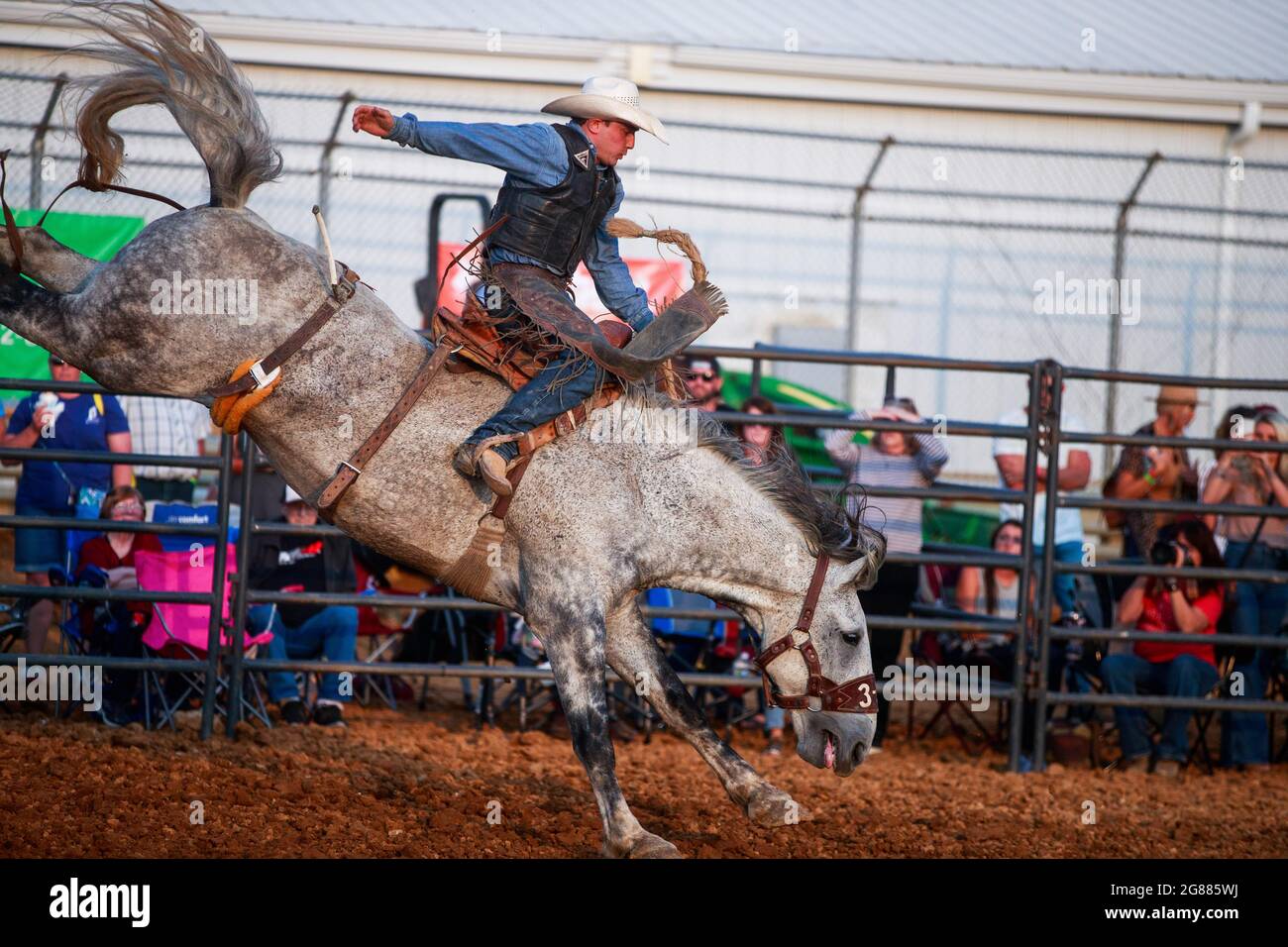 Bloomington, Indiana, USA. Juli 2021. Ein Cowboy tritt während des Bar J Rodeo 3 auf der Monroe County Fair an der Sattelbronc-Veranstaltung an.die Monroe County Fair in Bloomington, Indiana, ist eine einwöchige jährliche Ausstellung für Handwerk, landwirtschaftliche Produkte und Viehzucht, Gemeindeversammlung und Festival auf dem County Fairgrounds. County Messen in den USA sind eine Tradition und Teil der Kultur tief in ländlichen amerikanischen Leben verwurzelt. County Messen begann vor langer Zeit als eine Möglichkeit für Landwirte und landwirtschaftliche Arbeitnehmer zu sammeln und Kontakte zu knüpfen. (Bild: © Jeremy Hogan/SOPA Images via ZUMA Press Wire) Stockfoto