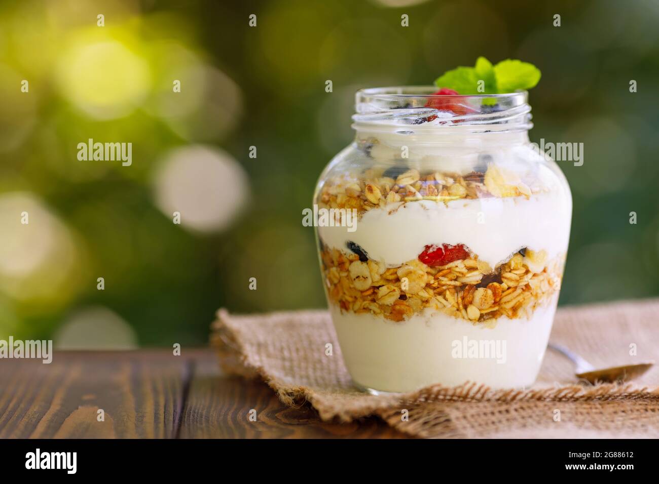 Müsli mit griechischem Joghurt und Beeren im Glasgefäß Stockfoto