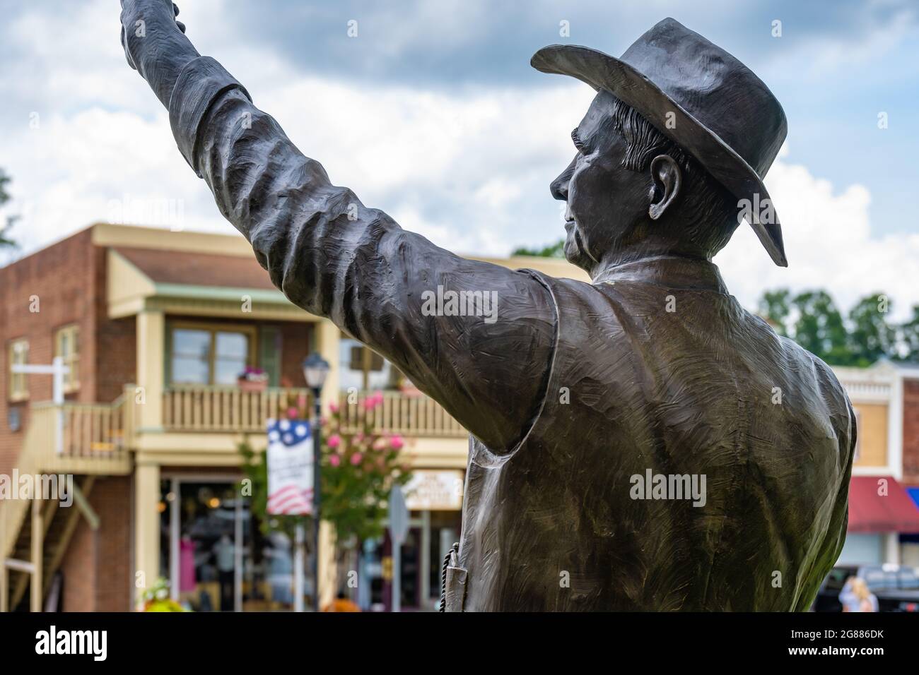 The Discovery, eine Bronzestatue eines Goldminers vom Bildhauer Gregory Johnson, auf dem Stadtplatz in Cleveland, Georgia. (USA) Stockfoto