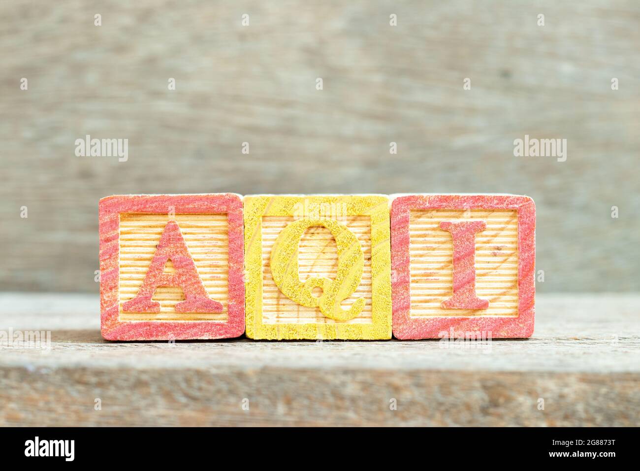 Farbalphabet Buchstabenblock im Wort AQI (Abkürzung für Luftqualitätsindex) auf Holzhintergrund Stockfoto