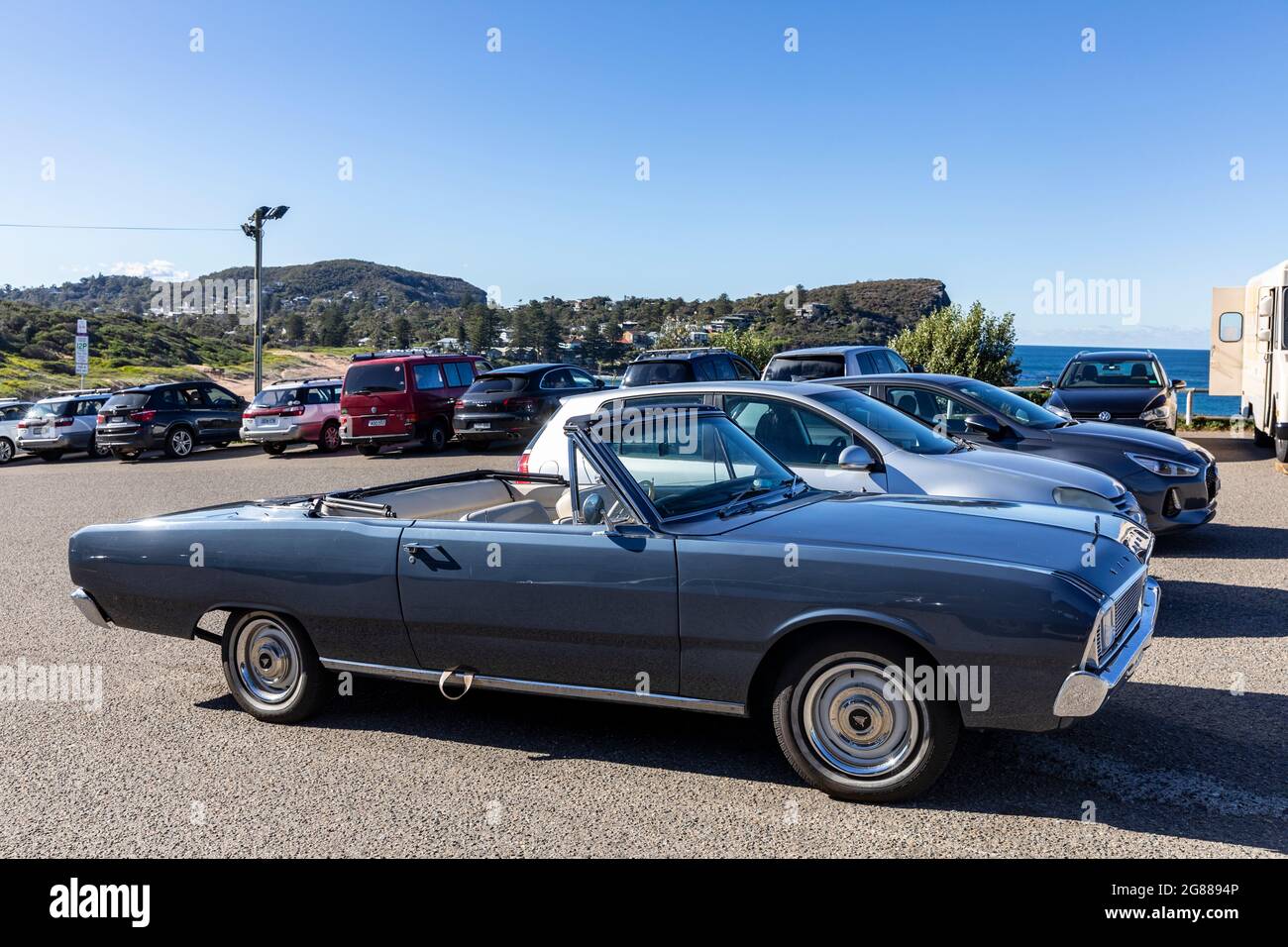 1970 Chrysler mutiger königlicher klassischer Cabriolet-Wagen mit weicher Verdeck an einem Strand in Sydney in Australien Stockfoto