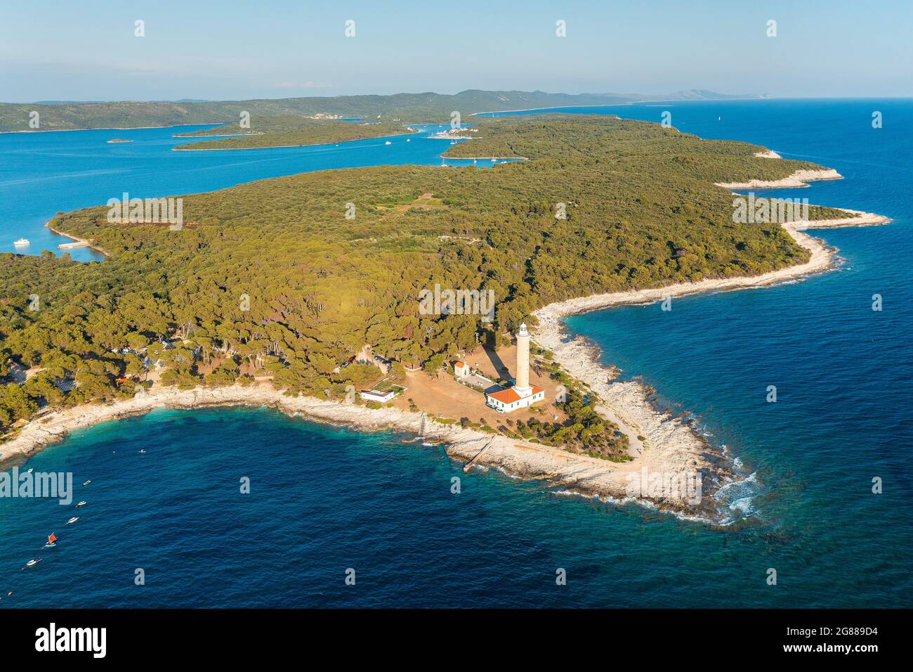 Luftaufnahme des Leuchtturms Veli Rat auf der Insel Dugi Otok, der Adria in Kroatien Stockfoto