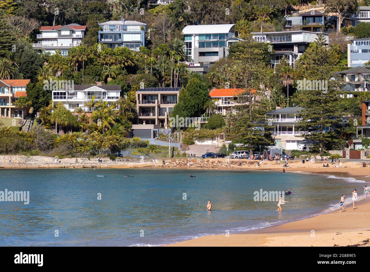 Australische Häuser, Palm Beach Vorort in Sydney und luxuriöse Häuser am Wasser mit Meerblick, Sydney, NSW, Australien Stockfoto