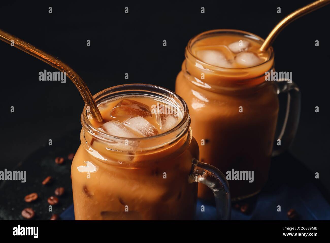 Mason Gläser mit Eiskaffee auf dunklem Hintergrund, Nahaufnahme Stockfoto