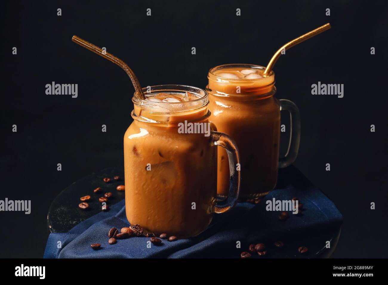 Mason Gläser Eiskaffee auf dunklem Hintergrund Stockfoto